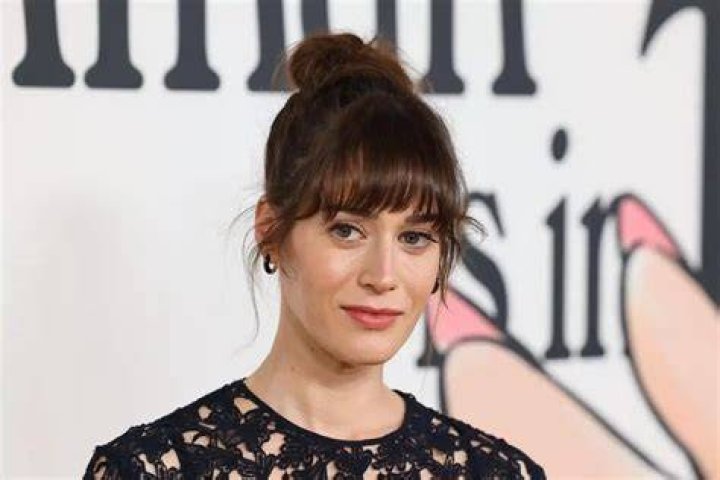 Lizzy Caplan Net Worth Husband, Son And Ethnicity