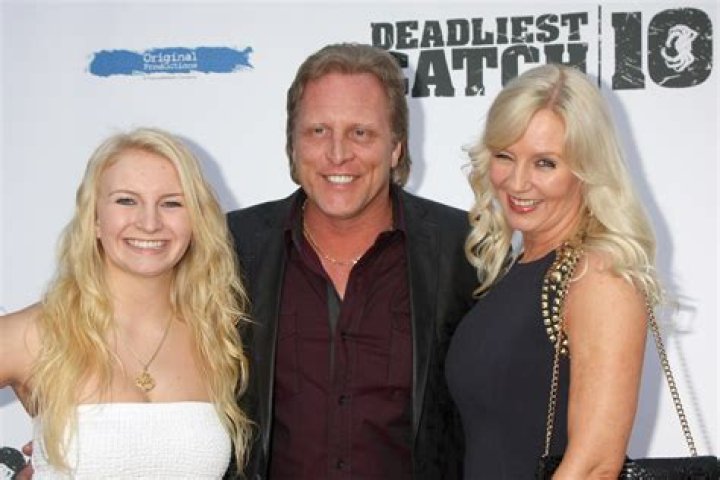 LOS ANGELES, APR 22 Mandy Hansen, Sig Hansen, June Hansen at the
