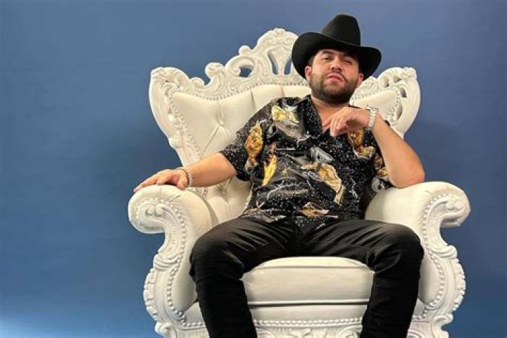 Luis R. Conriquez es se&ntilde;alado como cantante exclusivo del CJNG y Grupo