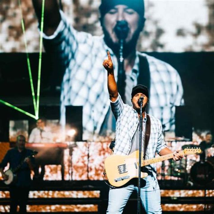 Luke Bryan Exclusively Premiered “Down To One” Music Video on Facebook