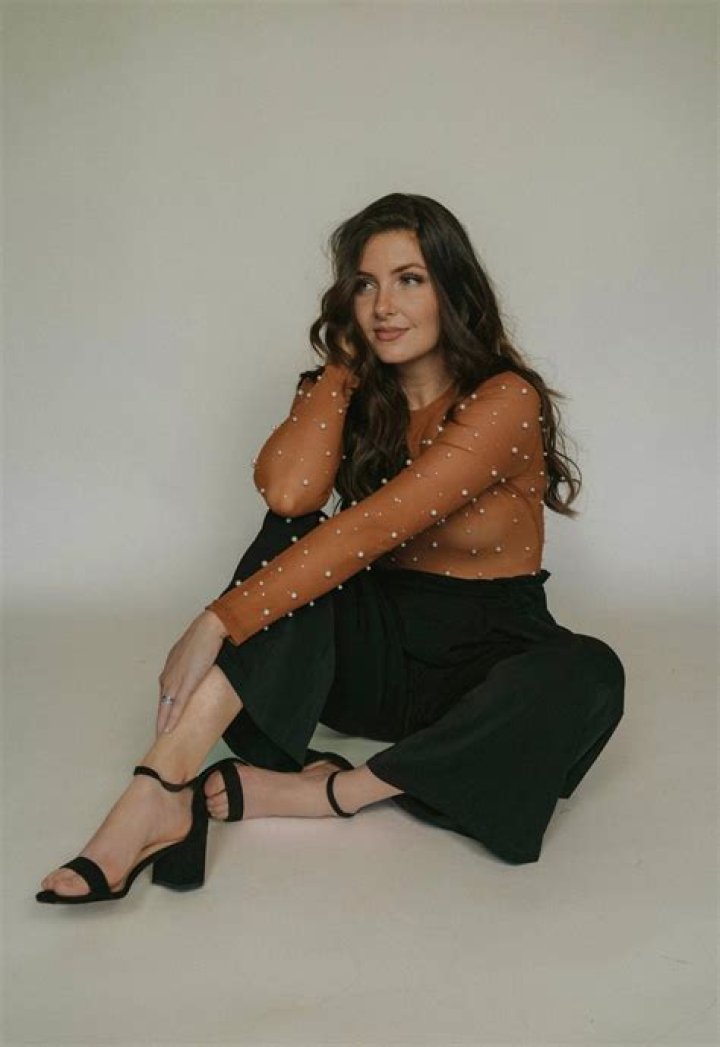 Meet Emily FeldAustralian Model & Social Media Star Bio, Age & Net Worth