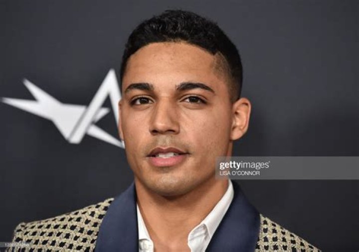 Michael Evans Behling Wiki, Ethnicity, Girlfriend, Wife, Movies, TV Shows