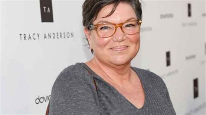 Mindy Cohn Bio, Net Worth, Married With Husband, Gay Or Lesbian? • Wikiace