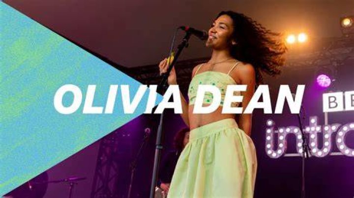 Olivia Dean shares performance videos for "What Am I Gonna Do On Sunday