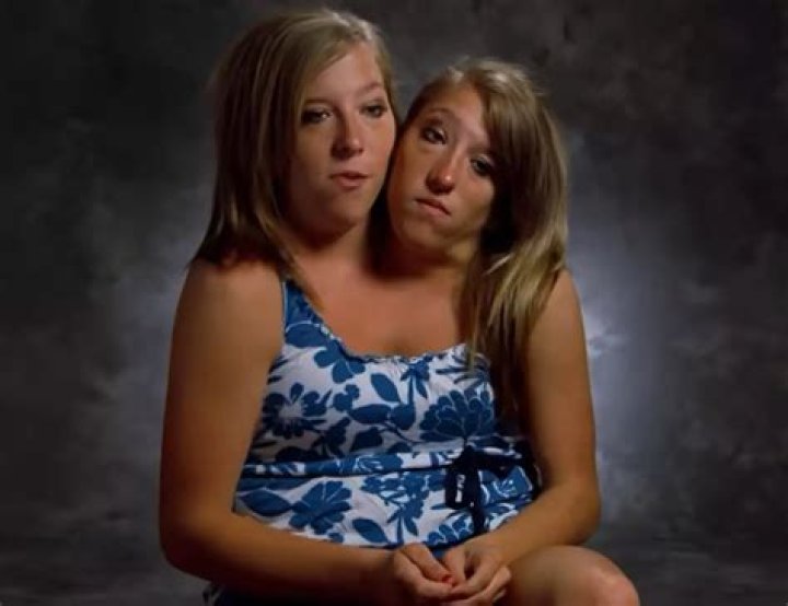 One of the twins of former model Kelly McKee Zajfen dies suddenly