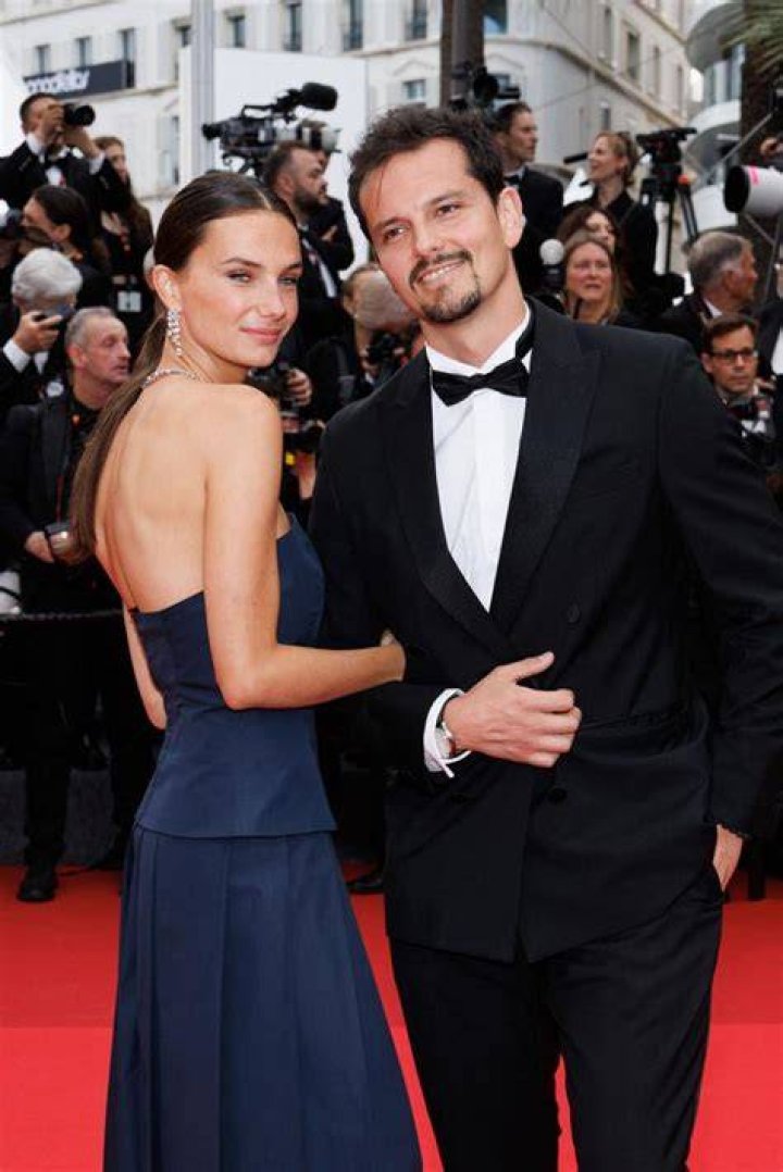 Photo Darren et sa compagne Mikaela Hoover assistent &agrave; l'avant