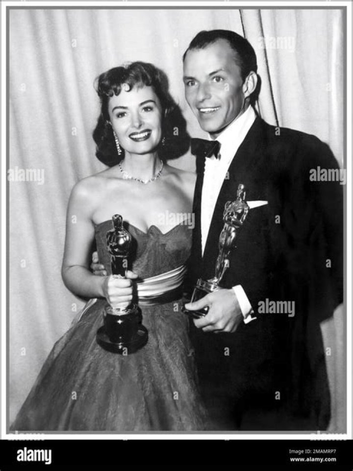 Photo Frank Sinatra and Donna Reed Hold Their Oscars HCP1053276