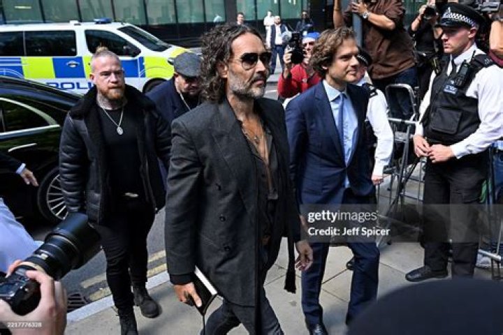 Photo Russell Brand arrives at the MTV Movie Awards in Los Angeles