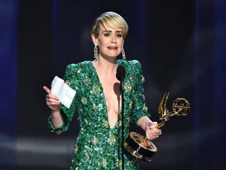 Sarah Paulson declara su amor a su novia, 32 años mayor, en los Emmy