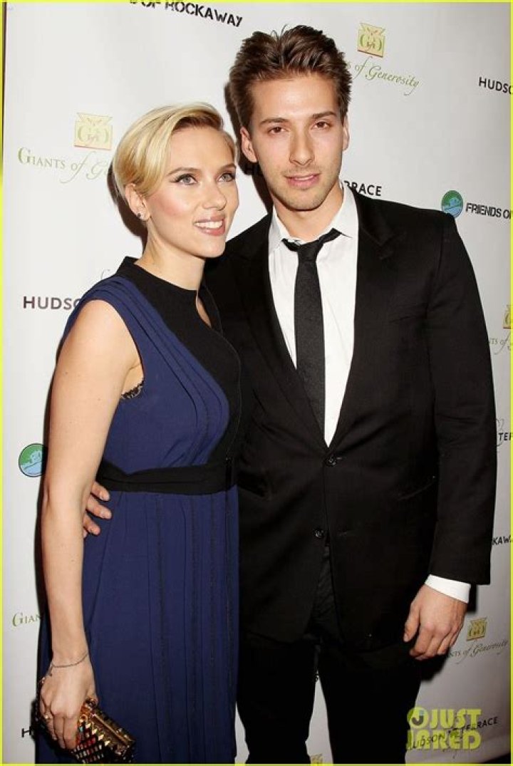 Scarlett Johansson And Her Twin Sister Artist and world artist news