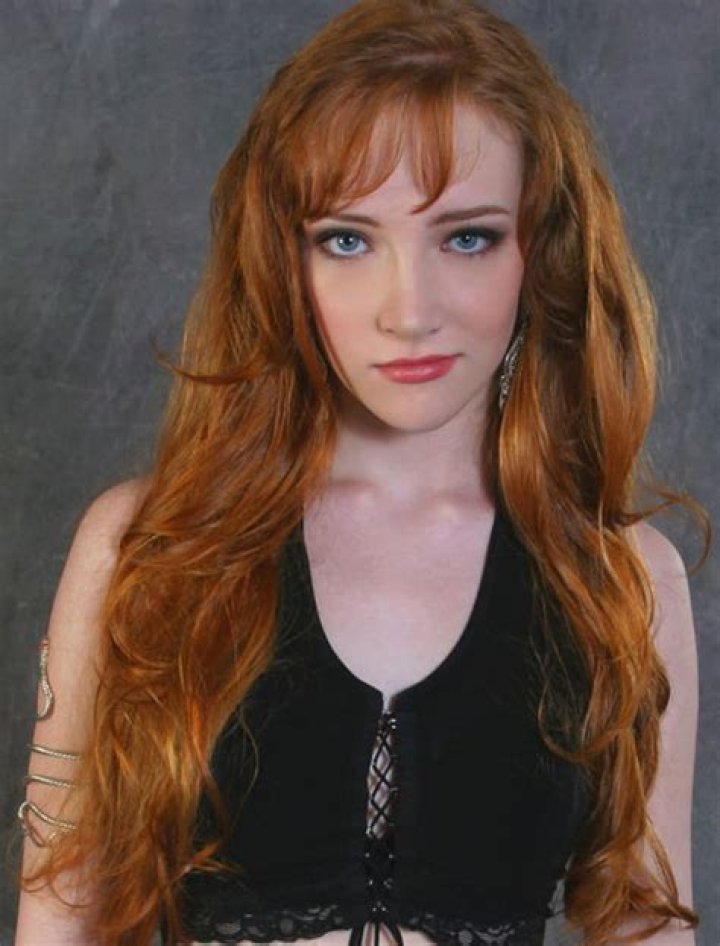 Scarlett Pomers (Height) Weight, Bra, Bobs Size 2023