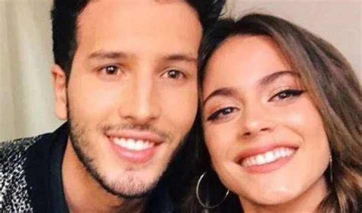 Sebasti&aacute;n Yatra 'roba un beso' a una de sus fans en un concierto y