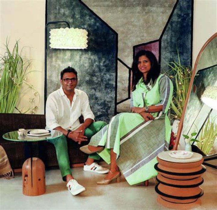 Shilpa and Joya are two hijra brothers in Ahmedabad.