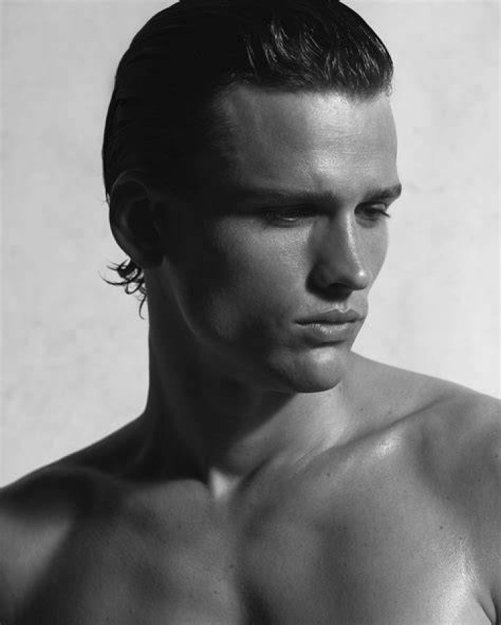Simon Nessman Instagram Model: Body, Gf &amp; Net Worth