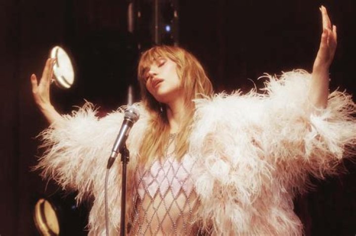 Suki Waterhouse Releases New Song &ldquo;Devil I Know&rdquo; pm studio world wide