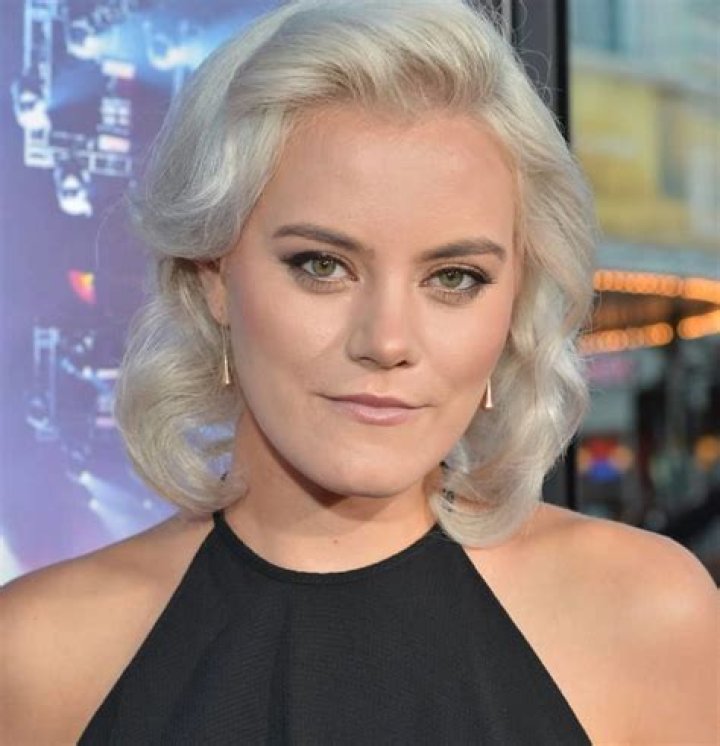 Taya Smith Age, Net Worth, Songs, Fiance, Hillsong on