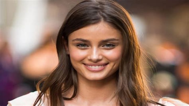 Taylor Hill Age, Net Worth, Boyfriend, Sister, Family and Biography