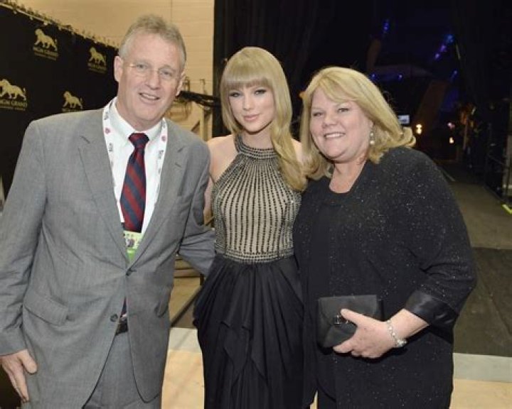 Taylor Swift Family Photos, Siblings, Parents, Husband, Age, Height
