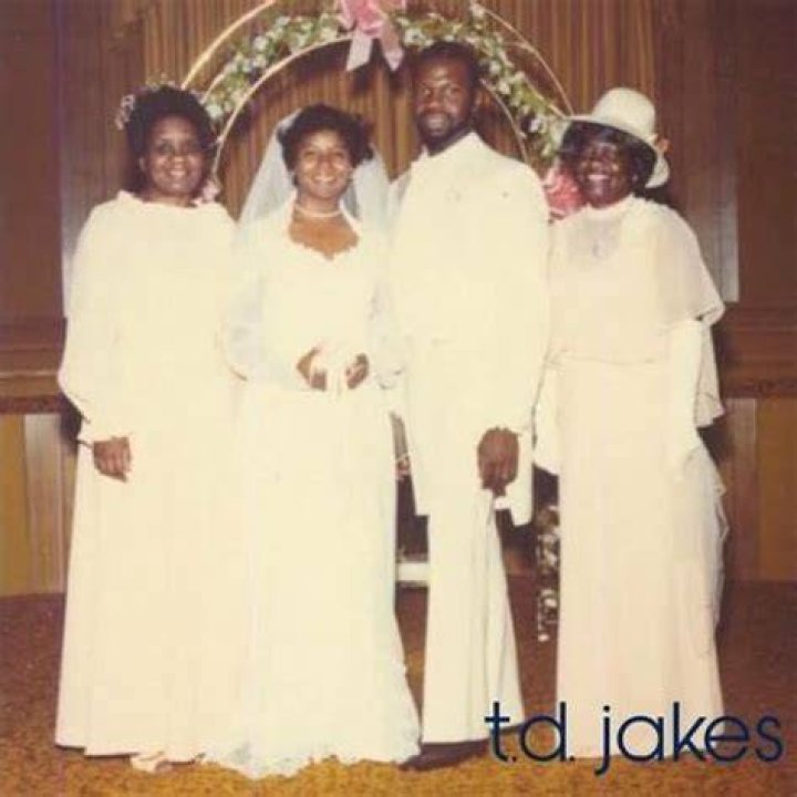 T.D. Jakes and his wife celebrate 37th Wedding Anniversary