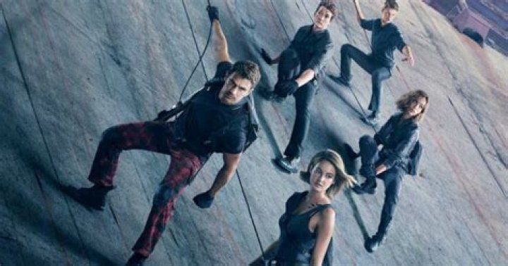 Theo James & Shailene Woodley Talk Kissing In Insurgent Rapid Fire