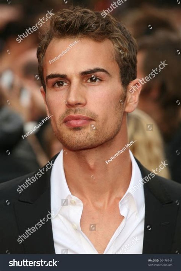 Theo James See Photos Of The Actor Hollywood Life
