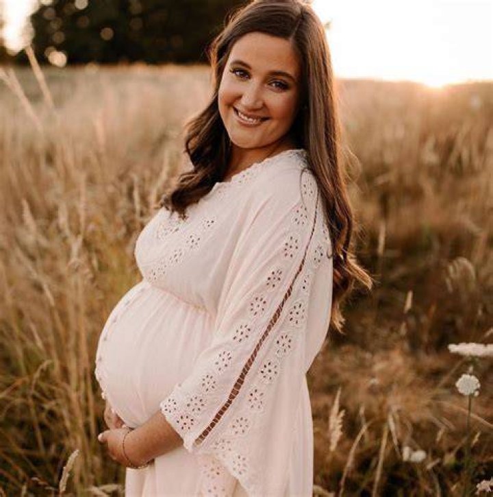 Tori Roloff pregnant with her daughter Lilah Long sleeve dress