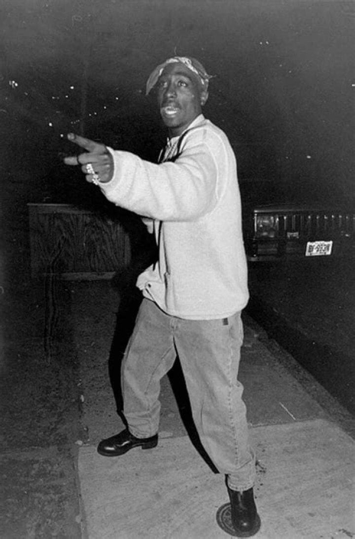 Tupac Shakur look tall in this picture. Tupac pictures, Tupac shakur