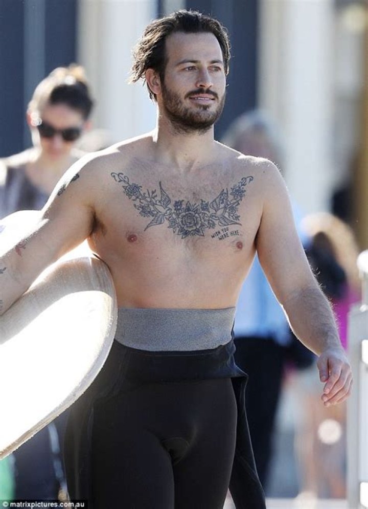 Tyson Mullane goes shirtless during beach outing with girlfriend Pia