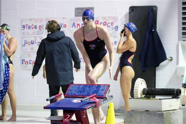 UPenn teammate speaks out against transgender swimmer Lia Thomas Crumpe