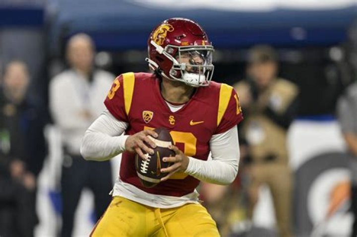 USC Quarterback Makes DegreeLess Stetson Look Silly By