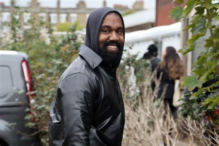 Ventanas sin cristales, moho y fosas s&eacute;pticas desbordadas la escuela de Kanye West enfrenta