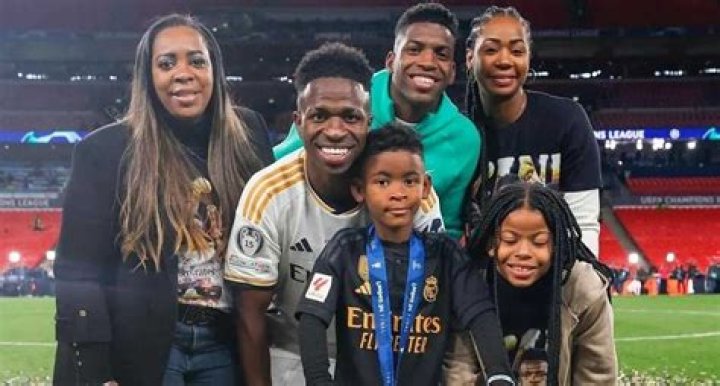 Vinicius Jr Siblings Meet His Sister Alessandra Oliveira and Brother