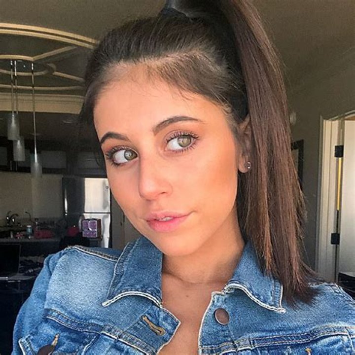 Violet Summers Everything You Wanted To Know, Wiki, Photos And More Caveman Circus