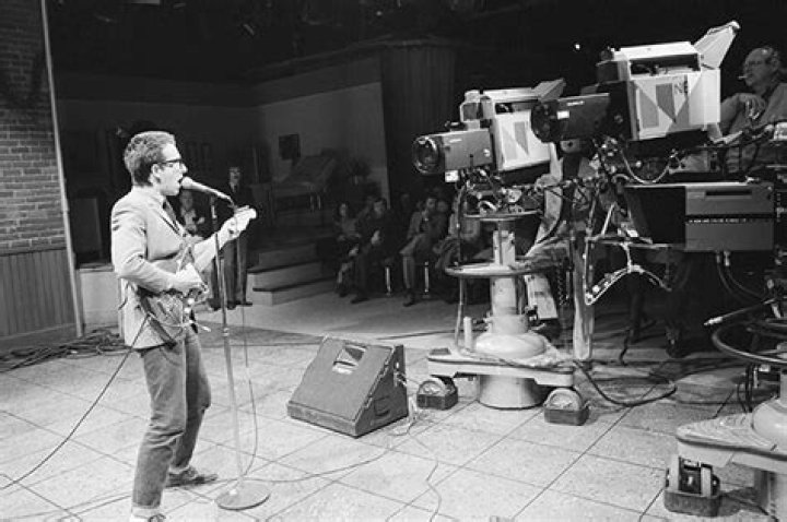 What is Elvis Costello doing today? Wife, Net Worth, Real Name