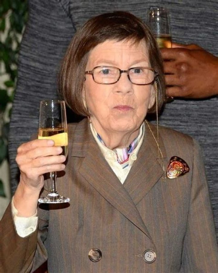 Who is Karen Kline? What you do not know about Linda Hunt's wife