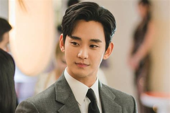 Who Is Korean Actor Kim SooHyun Dating?