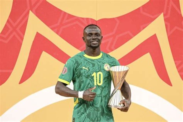Who is Sadio Mane's girlfriend, and what is her nationality? Briefly