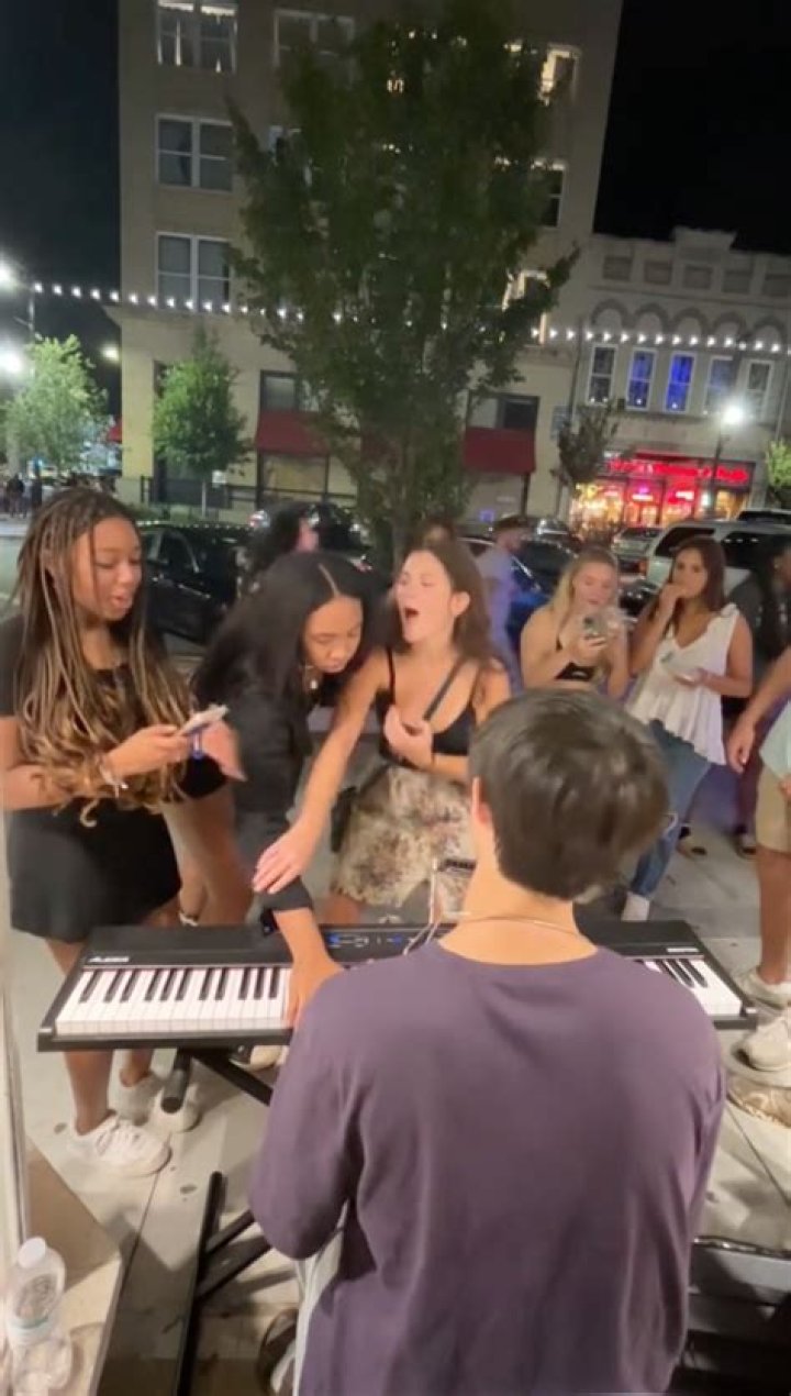 woman Shauntae Heard destroys street performer Andrew Heard's