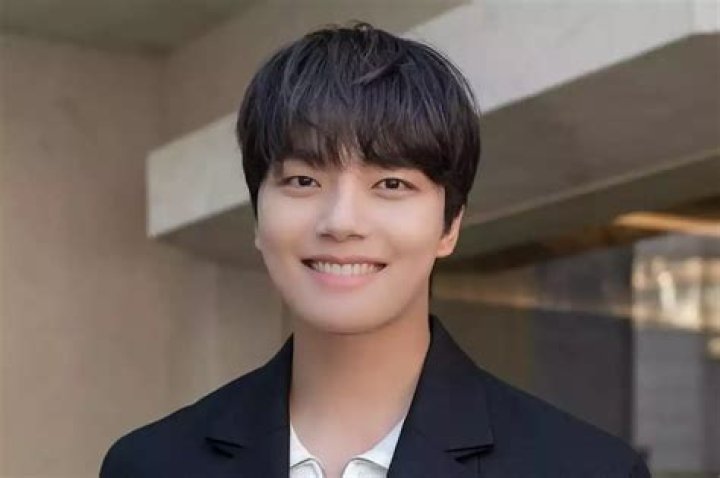 Yeo Jin Goo Opens Up About His Experiences With Love Compared To His