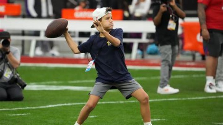 Youth football league bans Peyton Manning's son from running 'Tush Push