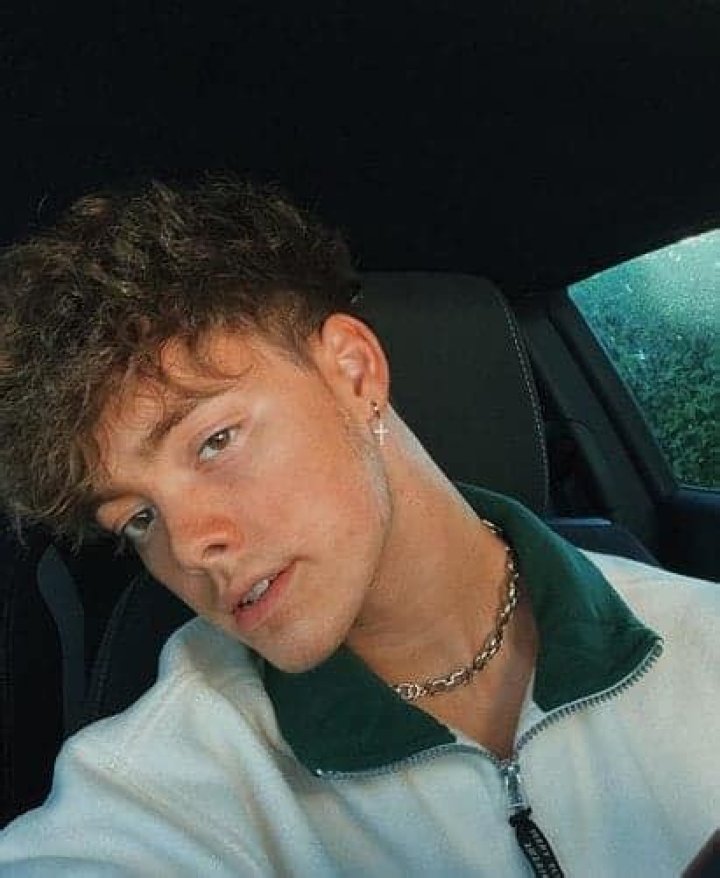 Zach Herron Height, Weight, Age, Wiki, Family, Net Worth, Girlfriend